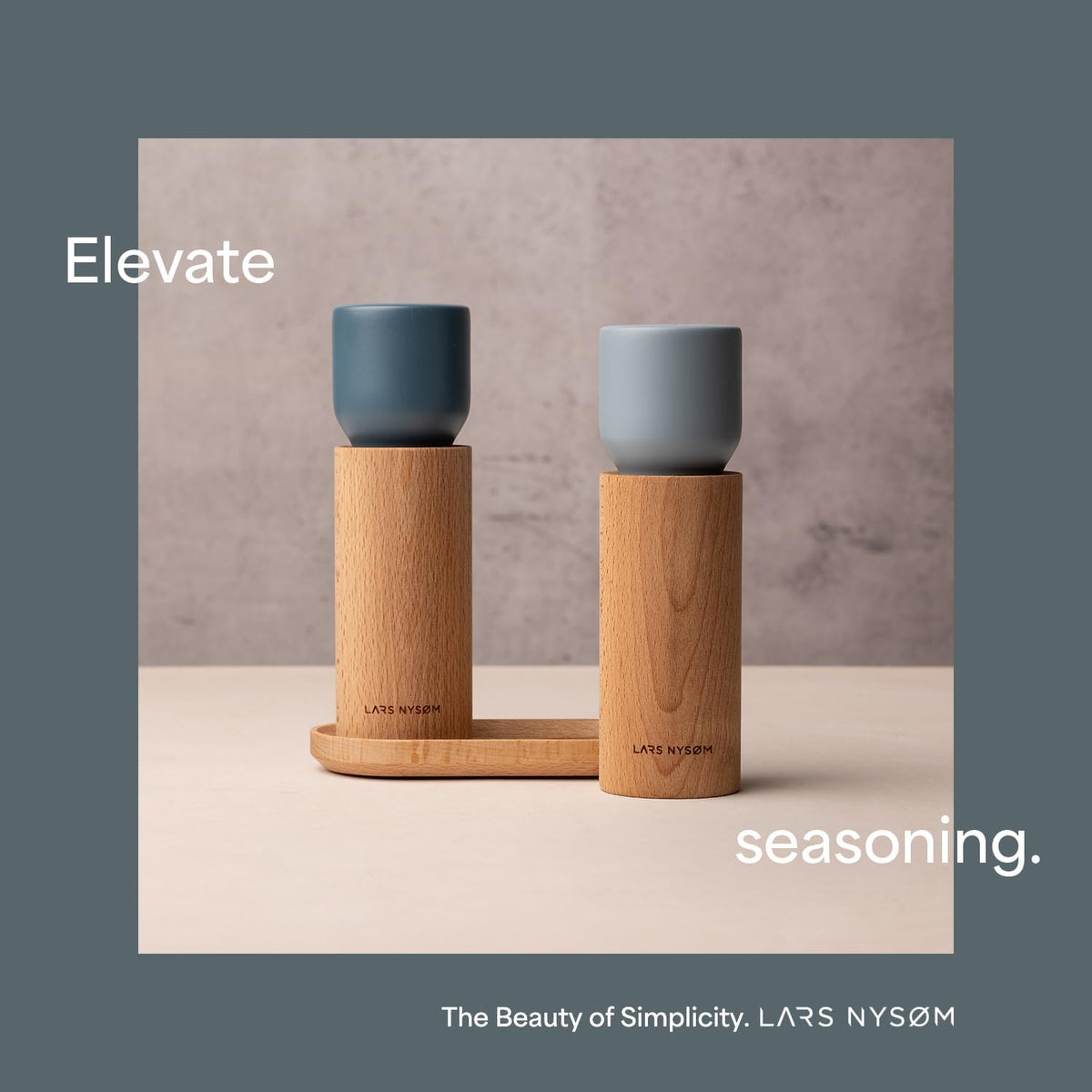 LARS NYSØM Wooden Salt and Pepper Grinder Set Manual with Tray - Salt and Pepper Mills with Adjustable Ceramic Grinder - Elegant Beechwood Pepper and Salt Mill Set for Dining Table (Brown/Beige)