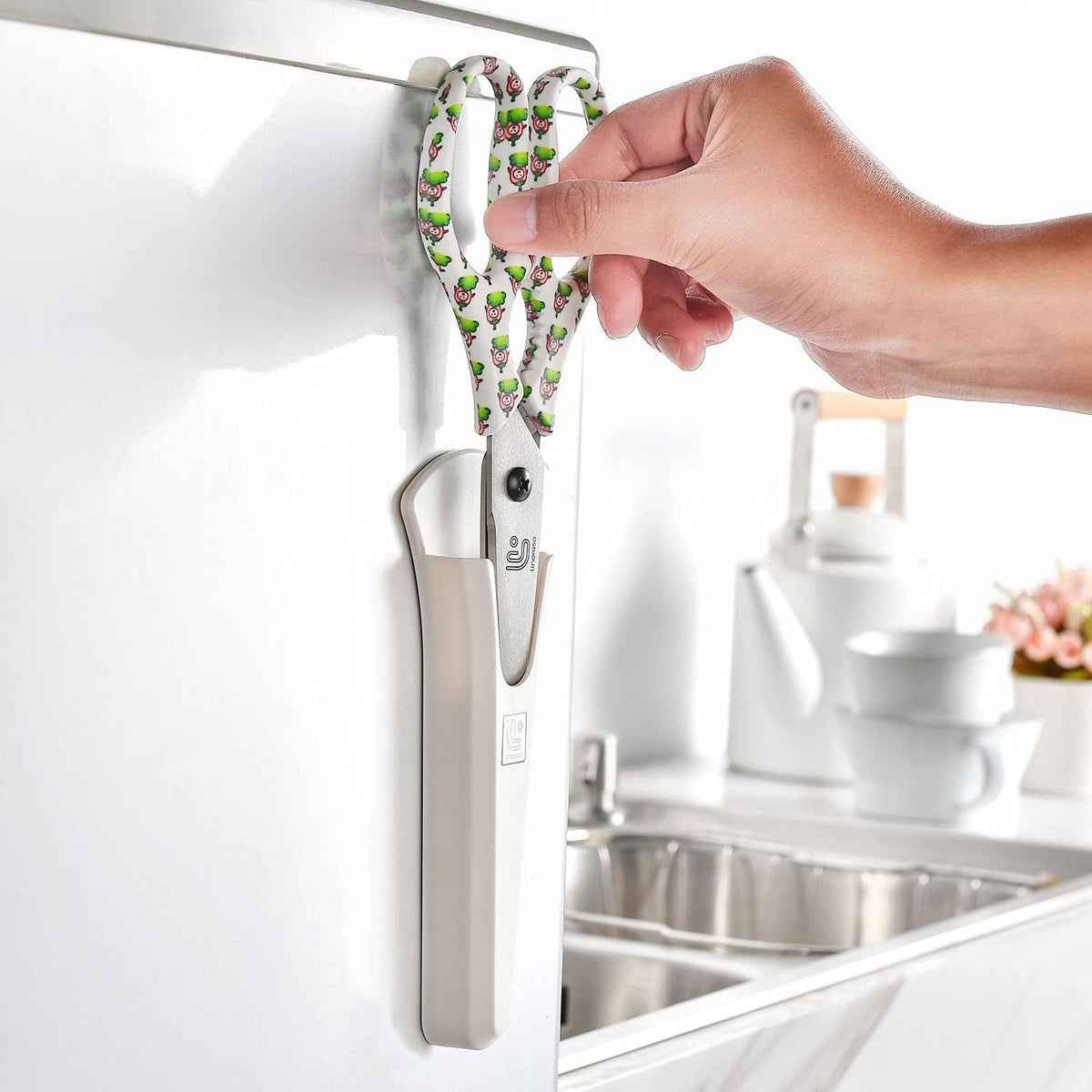 Linoroso Kitchen Scissors Heavy Duty Kitchen Shears with Magnetic Holder Made with Japanese Steel 4034, Multipurpose Ultra Sharp Cooking Scissors for Meat/Vegetables/BBQ/Herbs/Pizza (Graphic,Chili)