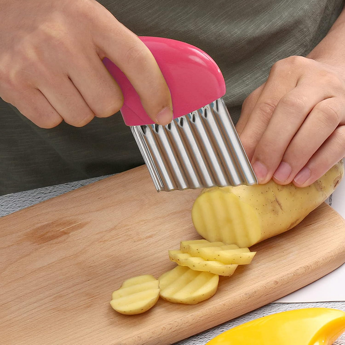 Luomorgo Stainless Steel Potato Crinkle Cutter Carrot Wavy Knife French Fry Slicer Vegetable Wavy Chopper, Pink