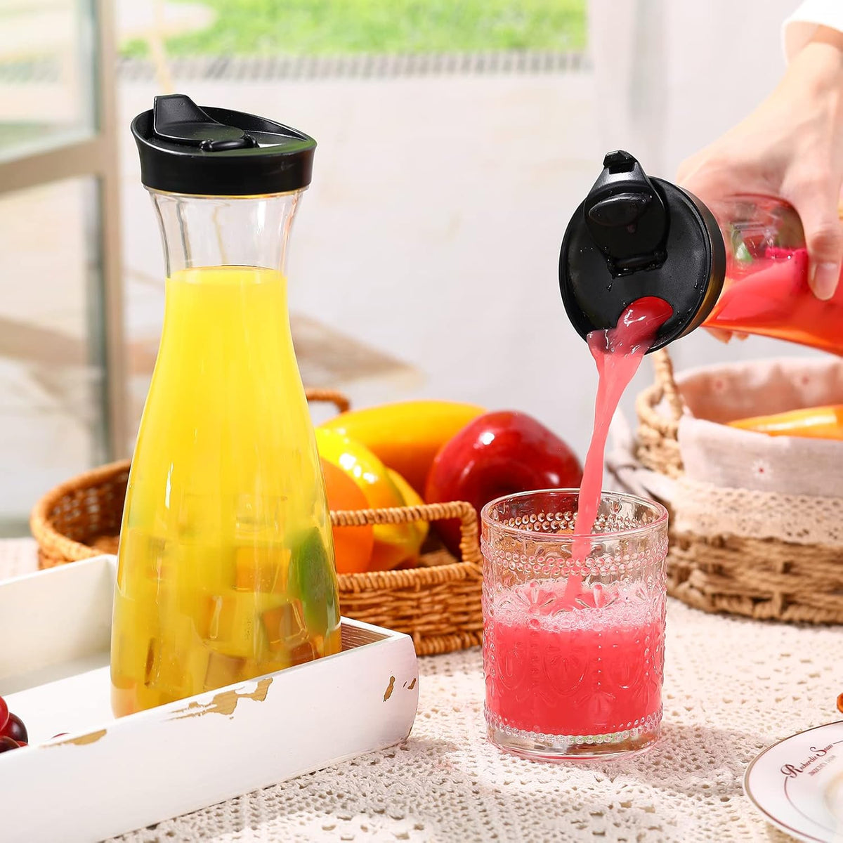 Xinnun 12 Pcs Water Carafe with Flip Top Lid Plastic Carafe with Black Lid Clear Plastic Water or Juice Beverage Pitcher Beverage Pitcher Jug for Restaurant Party School Bar Juice Milk Coffee (20 oz)