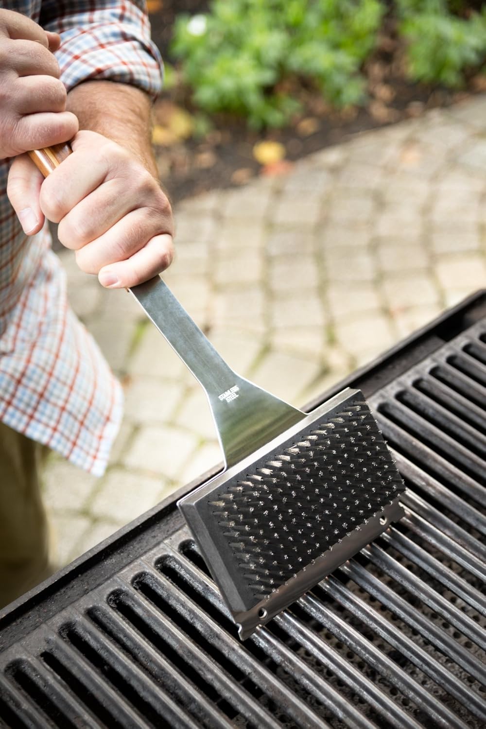 Outset QVG40 Verde Collection Grill Brush with Replaceable Bristles and Scraper